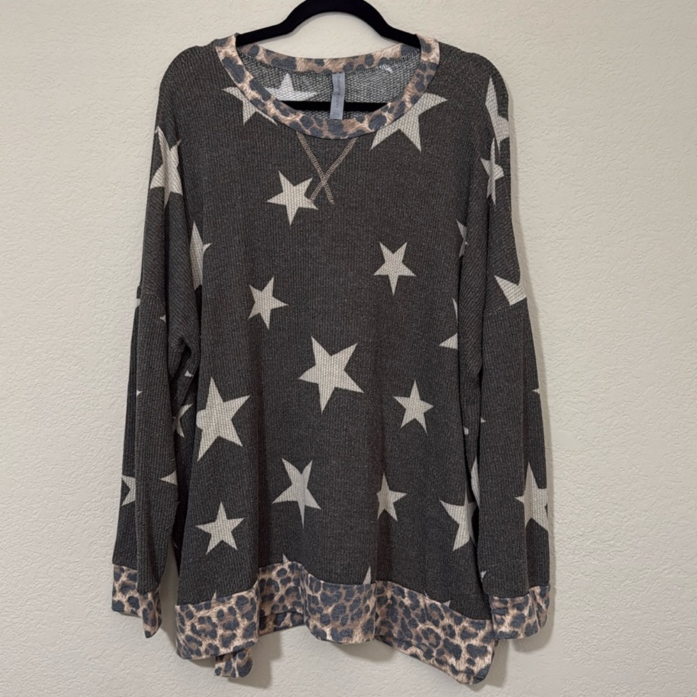 Honeyme Curvy Star Patterned Gray and Cream Top